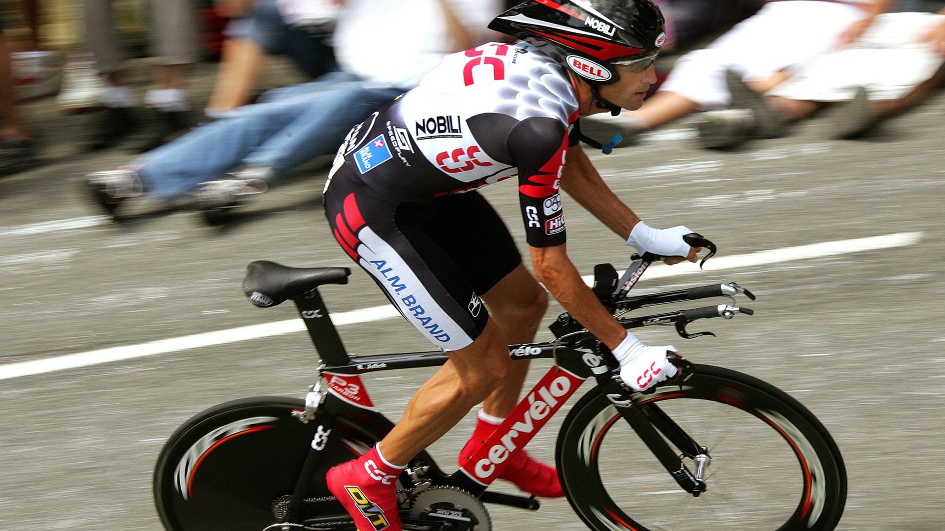 “德甲争冠大战打响，最后的关键战役即将到来”，德甲榜首大战